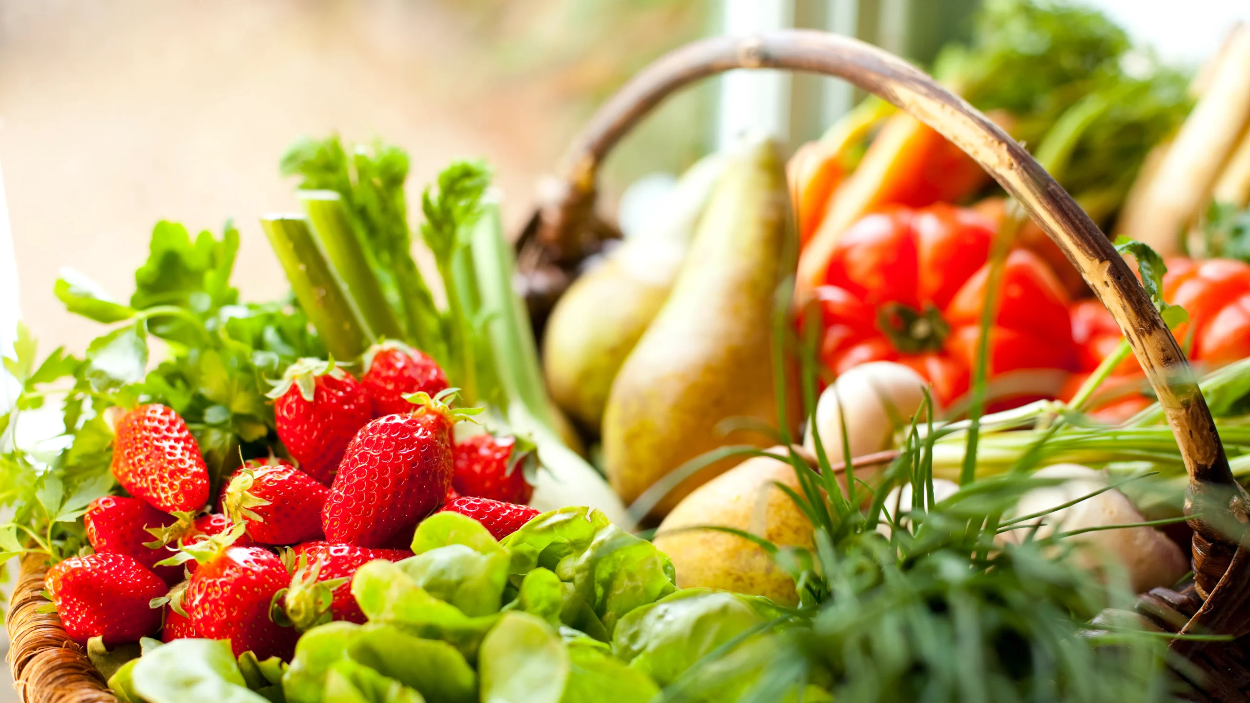 Cesto di frutta e verdura fresca del Green Bar Wellfit.