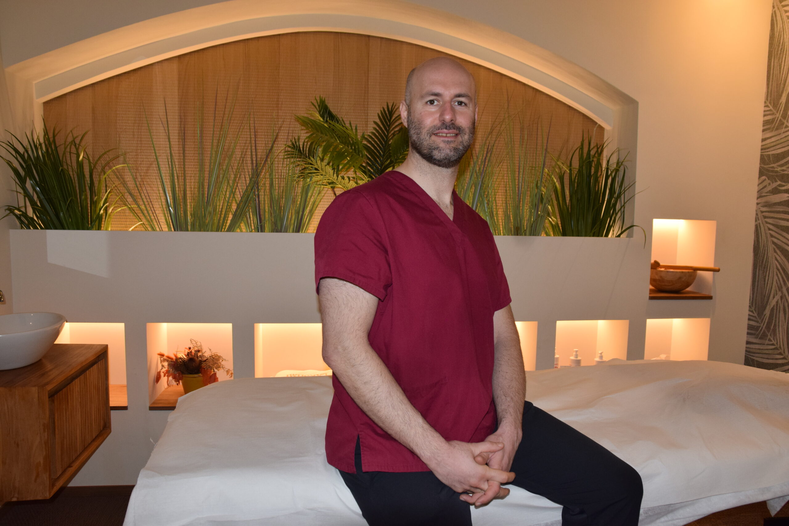 Un professionista Wellfit nella sala trattamenti della spa.