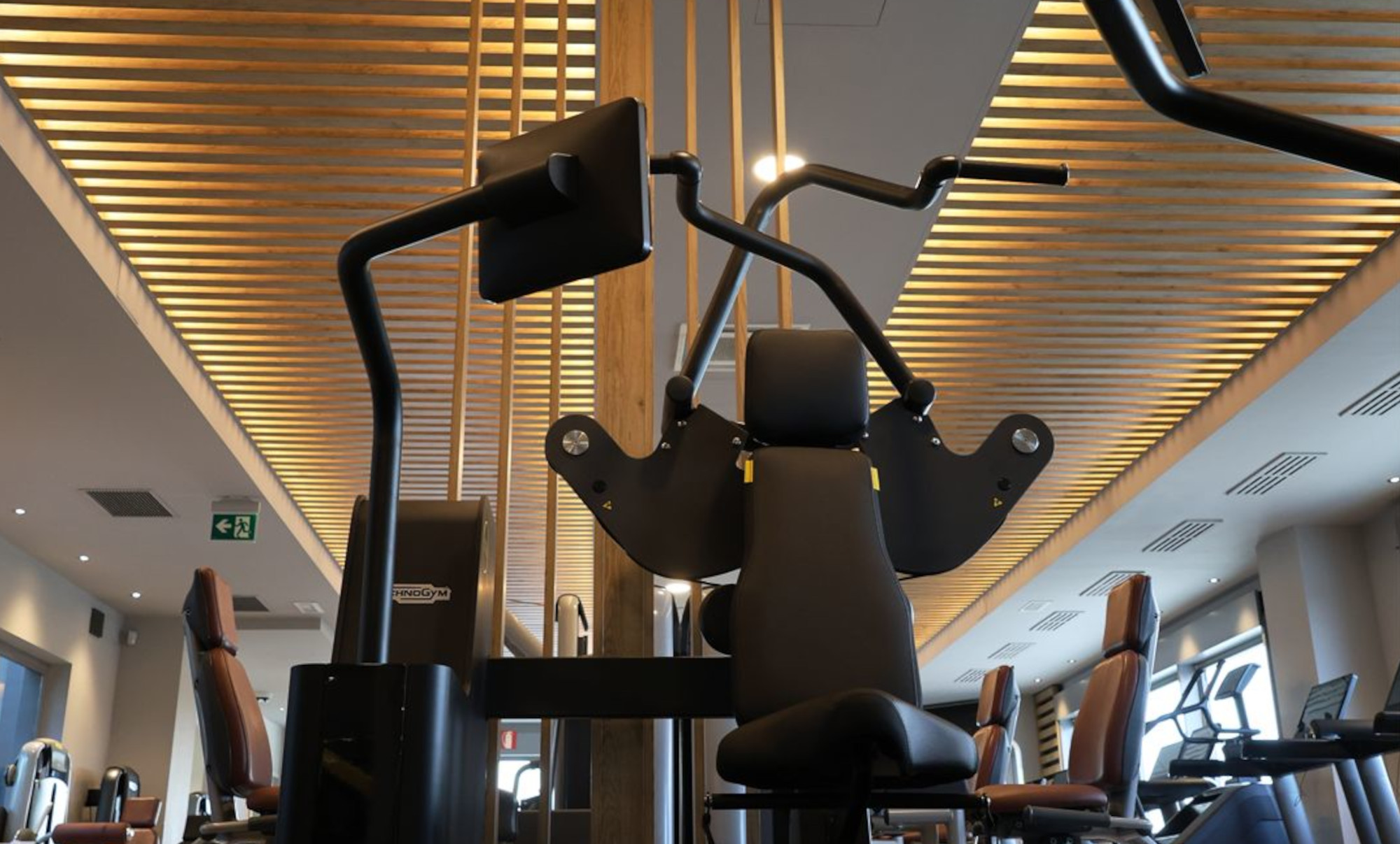 Nuovo Reformer Technogym in una sala con soffitto in doghe di legno.